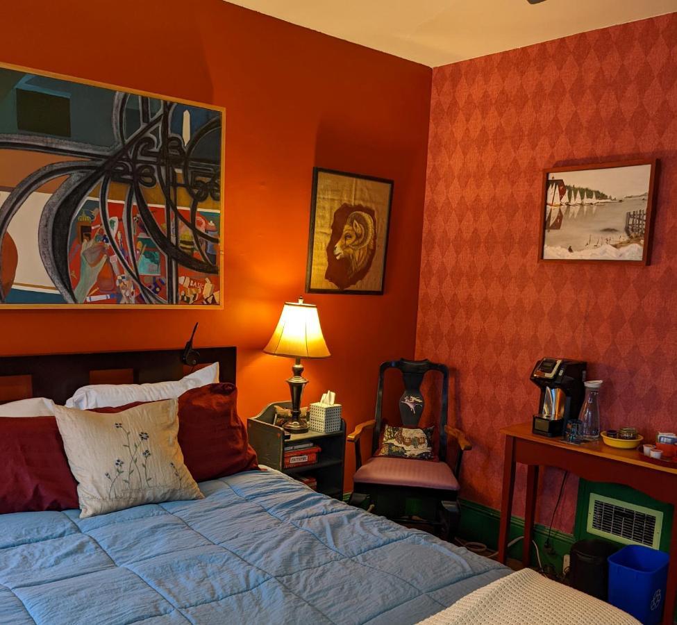 The One Cat Bed & Breakfast Братълборо Екстериор снимка