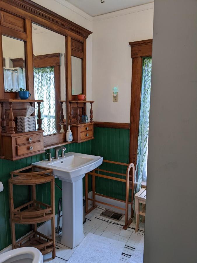 The One Cat Bed & Breakfast Братълборо Екстериор снимка